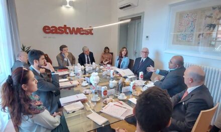“Produrre in India, non solo per l’India”: De Luca all’eastwest Coffee sul futuro delle relazioni tra Italia, Europa e il gigante asiatico