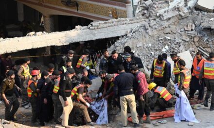 Tensione tra Pakistan e Afghanistan: raid aerei sul confine dopo un attentato a Peshawar