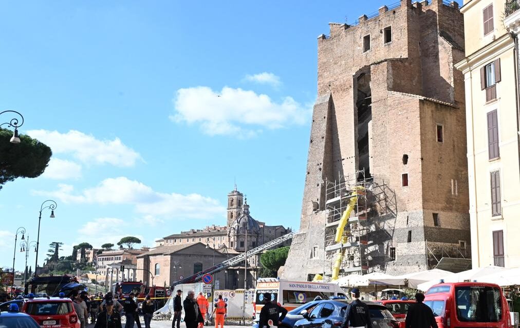 Crollo alla Torre dei Conti a Roma: operai intrappolati e rischio nuovi cedimenti