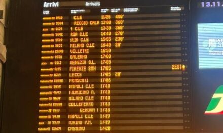 Caos treni a Roma, ritardi fino a 8 ore e mezza: Salvini nel mirino