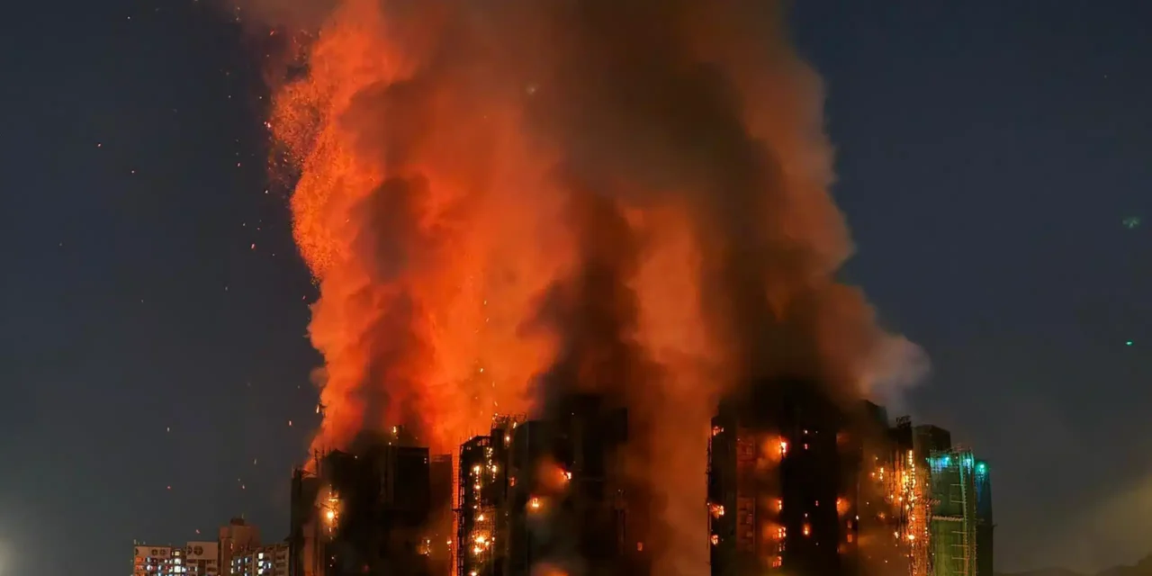 Hong Kong, 13 arresti per omicidio colposo dopo l’incendio alla Wang Fuk Court