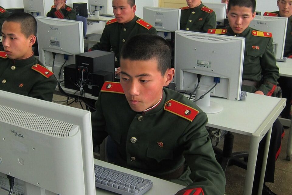 Corea del Nord e assunzioni nel tech: l’allarme Amazon sui finti candidati per finanziare le armi