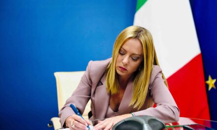 Meloni sull’Iran: “Fermi gli attacchi nel Golfo”. Opposizioni chiedono informativa urgente in Parlamento