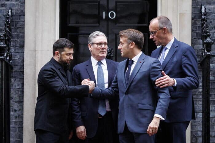 Vertice a Londra. Zelensky lascia Downing Street tra sorrisi e abbraccia. Ma lo scenario resta complesso