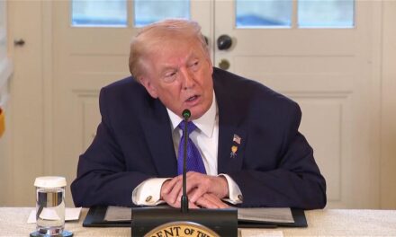 Trump al Nyt, l’offensiva contro l’Iran potrebbe durare quattro o cinque settimane. Tre opzioni per il dopo Khamenei