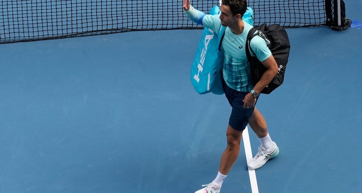 Australian Open, Musetti si ritira contro Djokovic dopo due set dominati: semifinale sfumata per infortunio