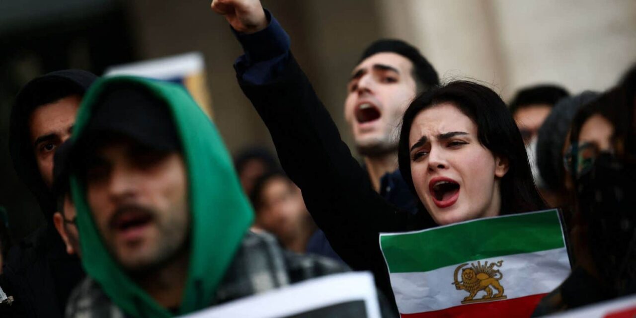 Iran: Trump valuta attacchi mirati, Teheran chiude lo spazio aereo