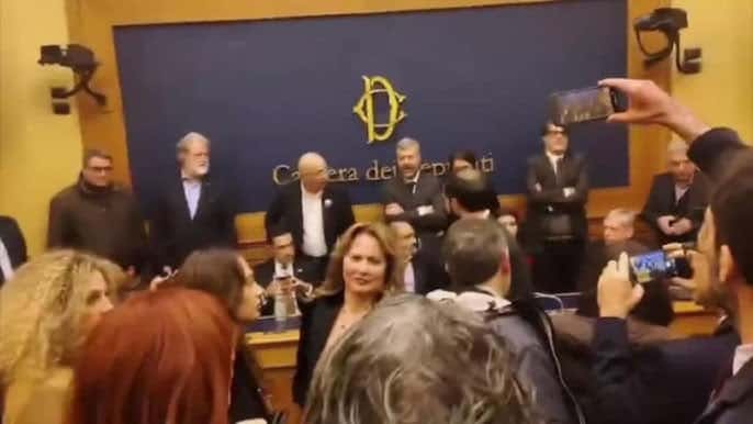 Conferenza sulla “remigrazione” annullata alla Camera: tensioni e proteste
