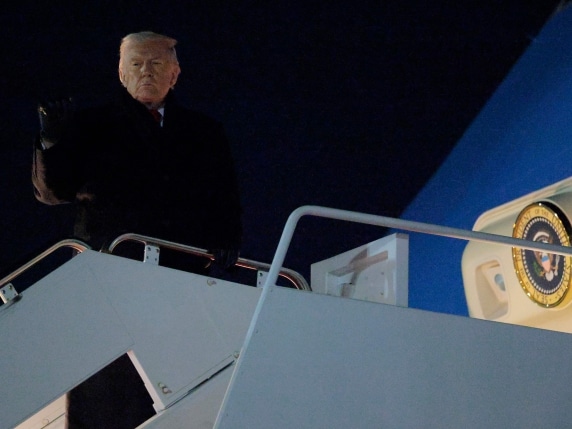 Guasto all’Air Force One, Trump vola verso Davos ma è costretto a riatterrare negli Usa. poi riparte