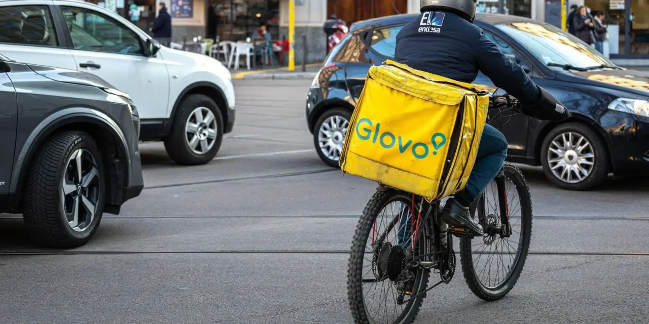 Glovo sotto controllo giudiziario a Milano: indagine per sfruttamento dei rider