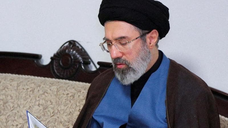 Guerra in Medio Oriente, Mojtaba Khamenei ferito e navi colpite nello Stretto di Hormuz