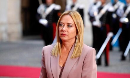 Meloni e Bartolozzi al centro dello scontro sulla giustizia: la premier spinge per il sì al referendum