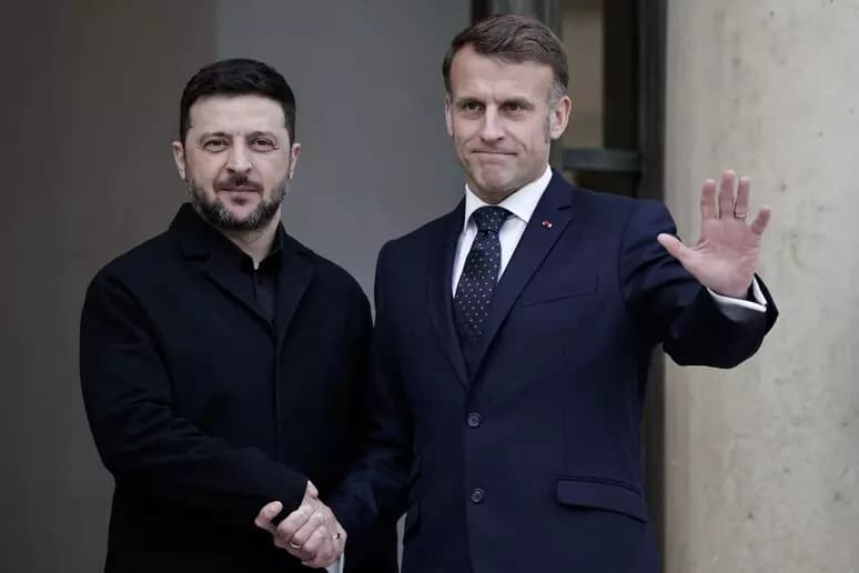 Mosca convoca gli ambasciatori di Francia e Uk. Zelensky da Macron: «Nessuno sconto alla Russia»