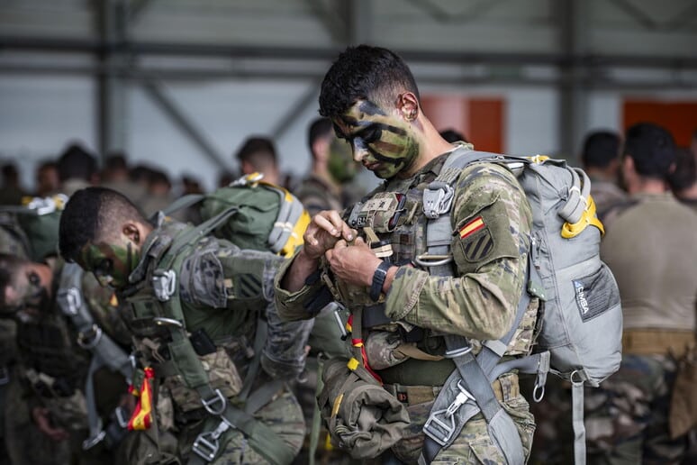 Guerra Iran-USA: Trump valuta truppe di terra, Teheran minaccia i Marines