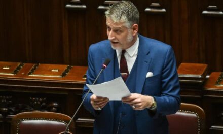 Biennale: Giuli chiede le dimissioni di Gregoretti. L’Ue minaccia di tagliare i fondi