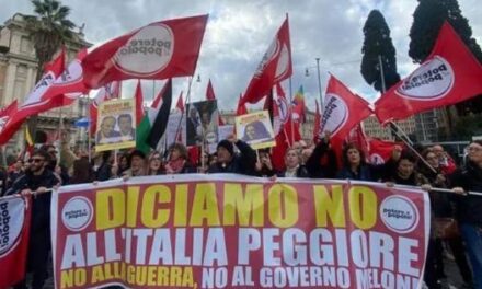 Referendum giustizia. Corteo a Roma, bruciati due cartelloni con le immagini di Meloni e Nordio