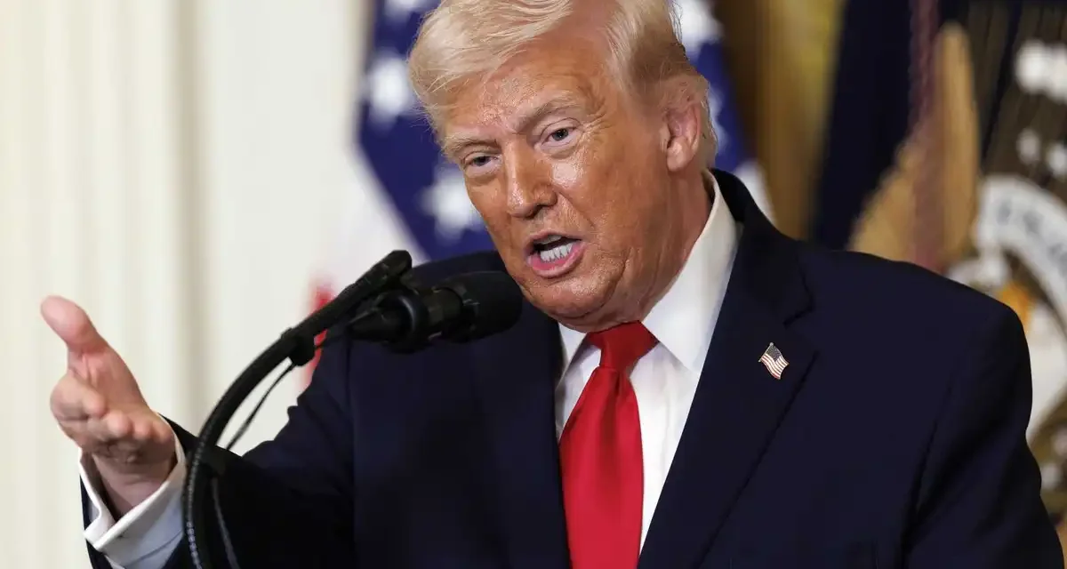 Trump bombarda l’isola di Kharg: «Annientati gli obiettivi militari». Usa pronti a scortare le petroliere nello Stretto di Hormuz