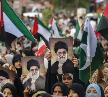 Media iraniani trasmettono immagini di centinaia di migliaia di persone in lutto per la scomparsa di Khamenei