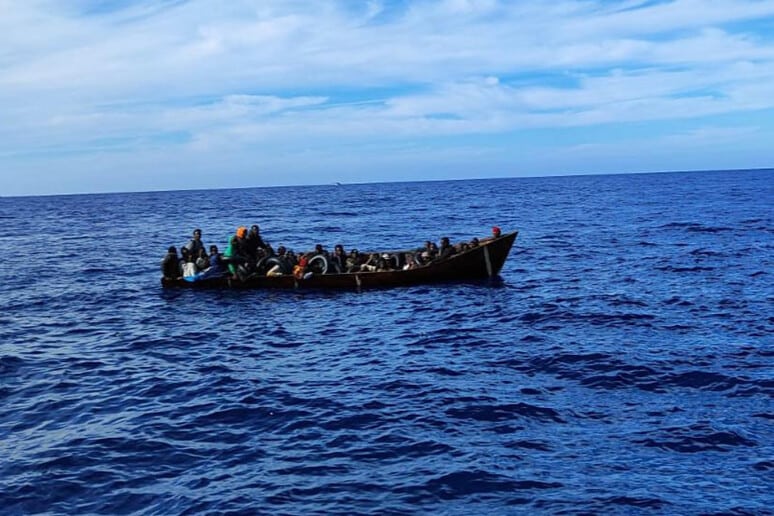 Naufragio di una barca con migranti a bordo dinanzi a Lampedusa, disperso un bambino
