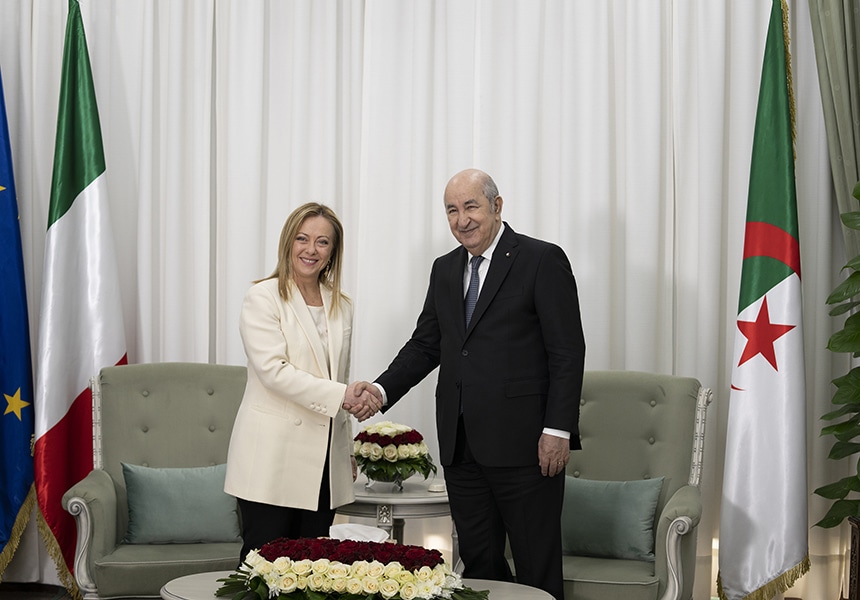 Gas, l’Italia torna dall’Algeria: missione Meloni per sostituire il Gnl del Qatar