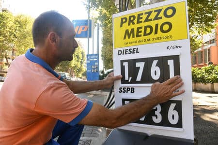 Cassazione: «Pagare troppo poco i lavoratori può essere reato»