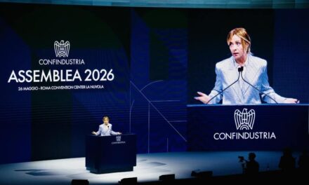 Meloni attacca l’Europa a Confindustria: “Meno burocrazia e più competitività”
