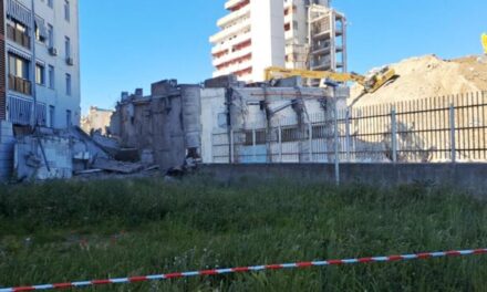 Crolla parte della Vela Rossa a Scampia: evacuate 47 famiglie, nessun ferito