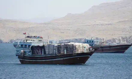 Hormuz: nave attraversa lo Stretto sotto scorta Usa, ma per l’Iran è un’operazione “senza sbocco”
