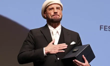 John Travolta conquista Cannes: Palma d’onore e debutto alla regia con “Volo notturno per Los Angeles”