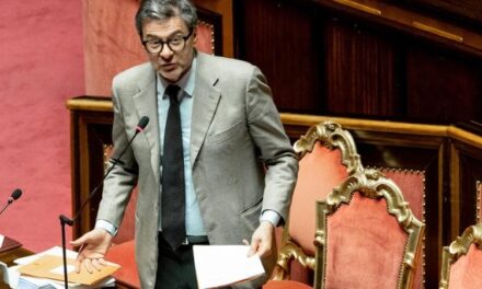 Caro energia, il Governo rinvia il bonus da 100 euro ma resta il taglio delle accise
