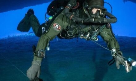 Il sub che ha recuperato i corpi dei cinque italiani morti alle Maldive è stato premiato a Roma